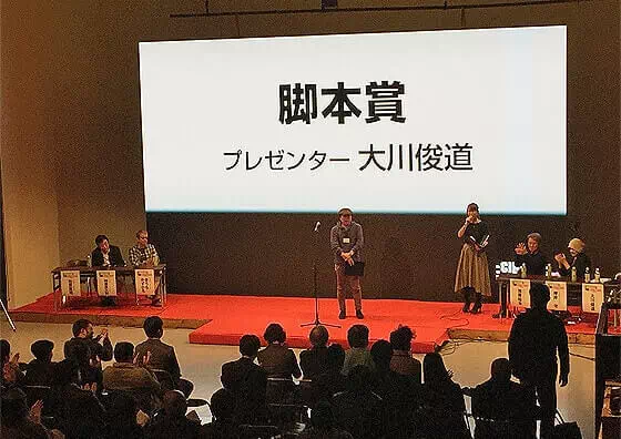 越後屋 浜町Aスタジオ にて-脚本賞プレゼンター大川俊道