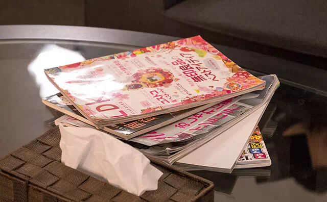 越後屋高田馬場Aスタジオの控室にて-テーブル上の雑誌