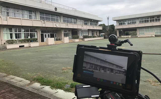 長南東小学校スタジオ カメラとグラウンド