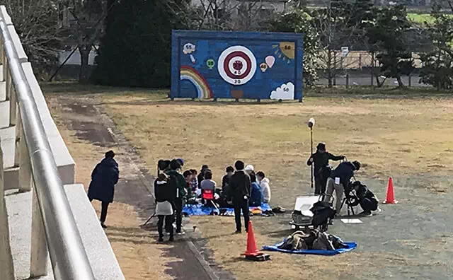 長南東小学校スタジオ 遊具を背景に撮影