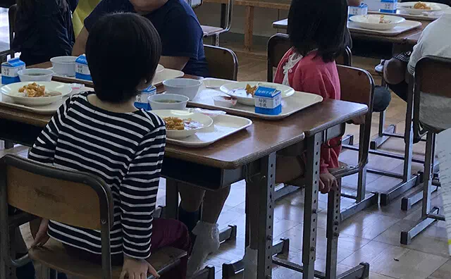 長南東小学校スタジオ 給食