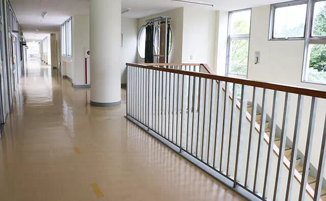 長南東小学校スタジオ 廊下