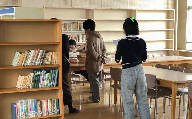金江津小学校スタジオ 図書室