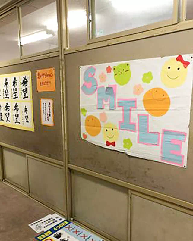 長南東小学校スタジオ 廊下
