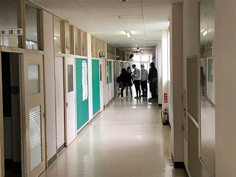 金江津小学校スタジオ 廊下