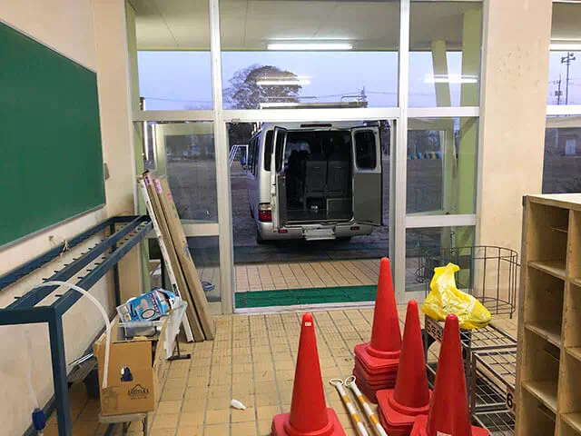 金江津小学校スタジオ 昇降口