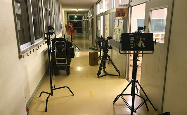 長南東小学校スタジオ廊下のカメラ
